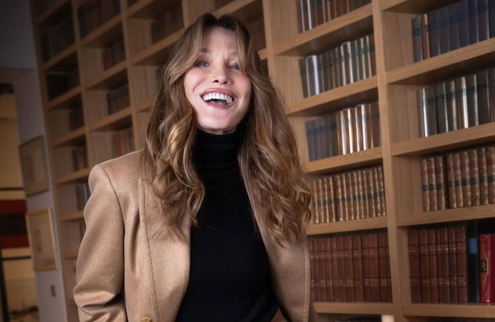 Carla Bruni dévoile une coiffure qui met en valeur ses pommettes
