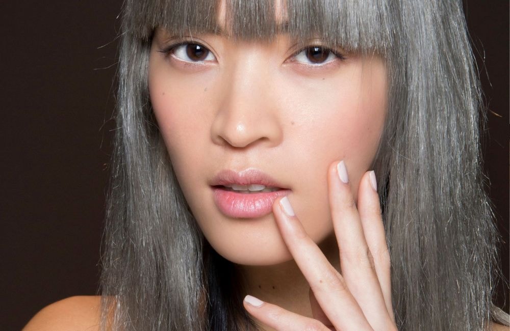 Cheveux gris avant 30 ans ? Cette carence nutritionnelle que personne ne soupçonne est l’une des causes