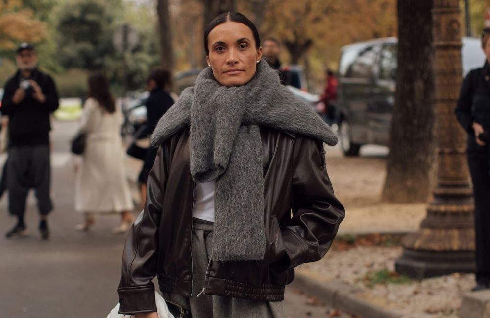 Porter son pull sur un manteau est la nouvelle alternative tendance à l’écharpe cet hiver
