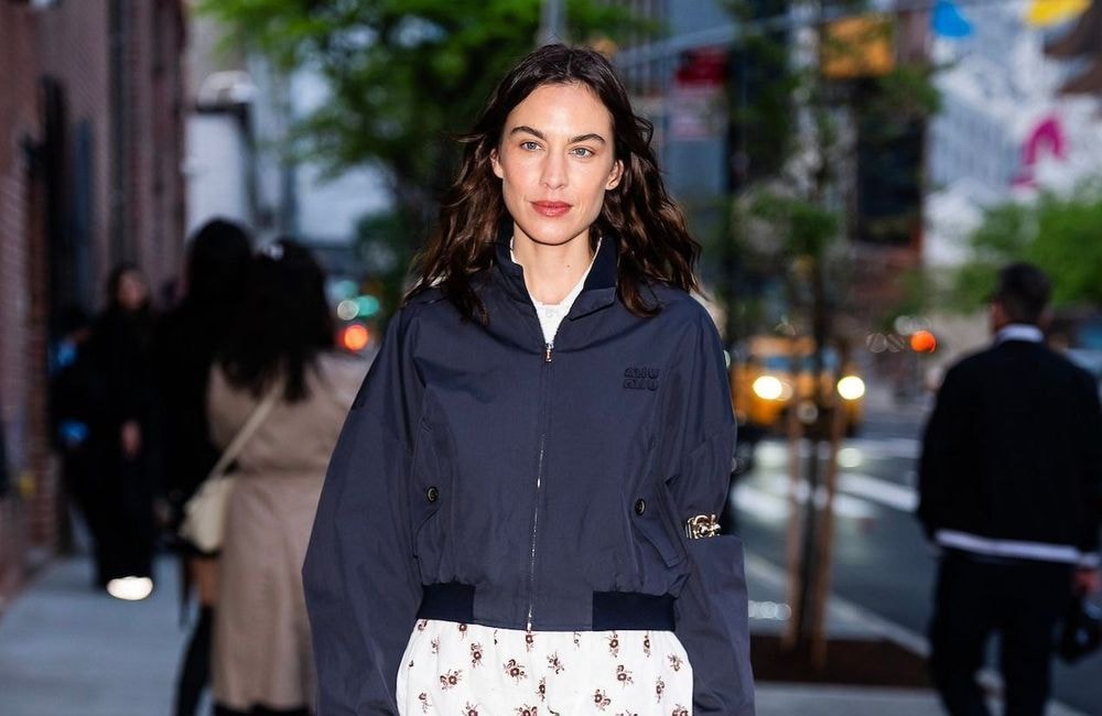 Veste de sport et jupe : l’association inattendue qui fait sensation ce printemps