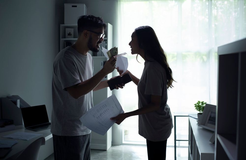 Violences économiques : un quart des femmes en couple ne disposent pas de compte bancaire personnel