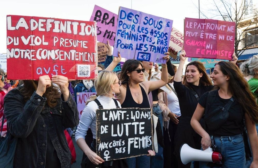 « Victoire historique pour les droits des femmes » : le Sénat vote l’intégration du non-consentement dans la loi
