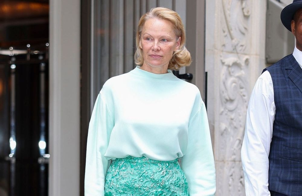 Pourquoi le monochrome est la meilleure idée mode de l’été selon Pamela Anderson