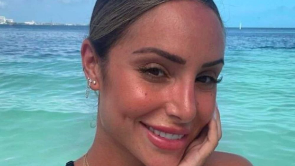 Mélanie Orl : défigurée par la chirurgie esthétique ? Elle découvre un trou sur son visage !