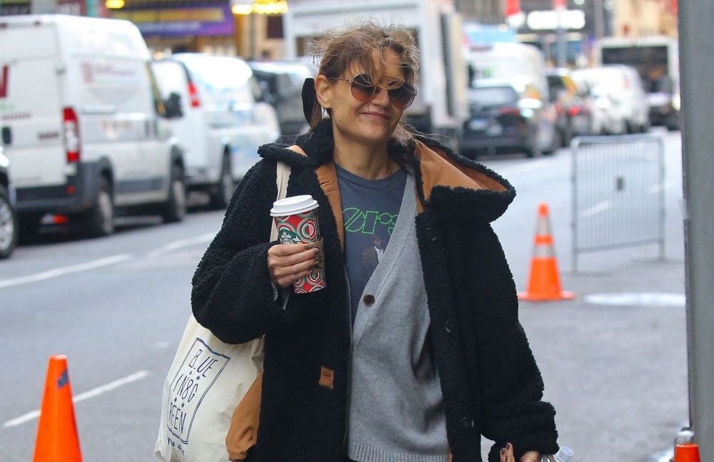 Katie Holmes maîtrise la « Wrong Jacket Theory » avec brio