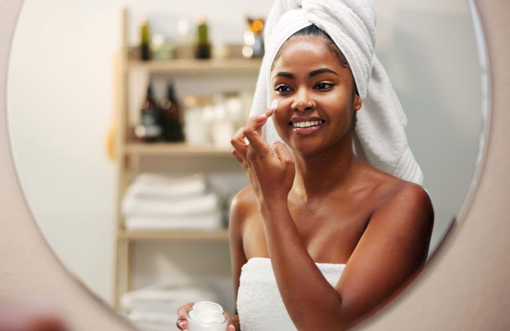 En été, peut-on remplacer sa crème hydratante par sa crème solaire ?