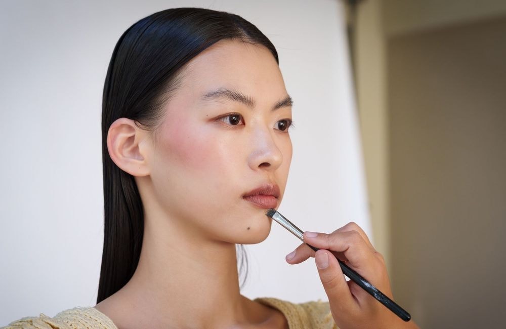Voici l'astuce pour fixer son maquillage en moins de trente secondes, selon une make-up artist