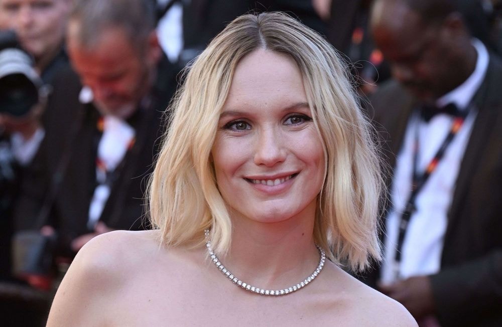 Cannes 2024 : Ana Girardot sacre la robe noire à pois sur le tapis rouge