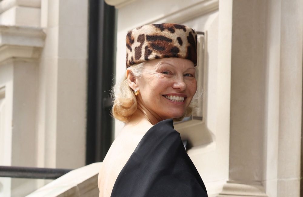 Pamela Anderson remet la manucure « luxe discret » au goût du jour pour l'été