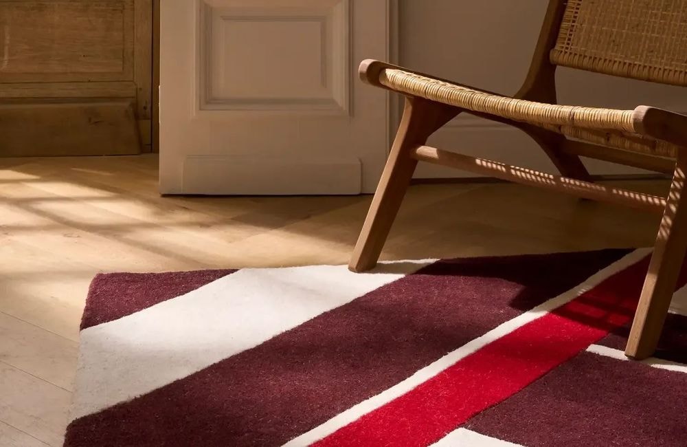 Stop au tapis qui glisse : l’astuce hyper simple avec un objet que vous avez sûrement chez vous