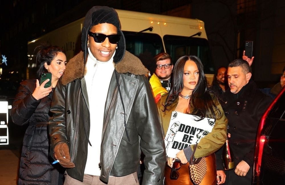 Rihanna prouve que la robe nuisette et le bomber font très bon ménage