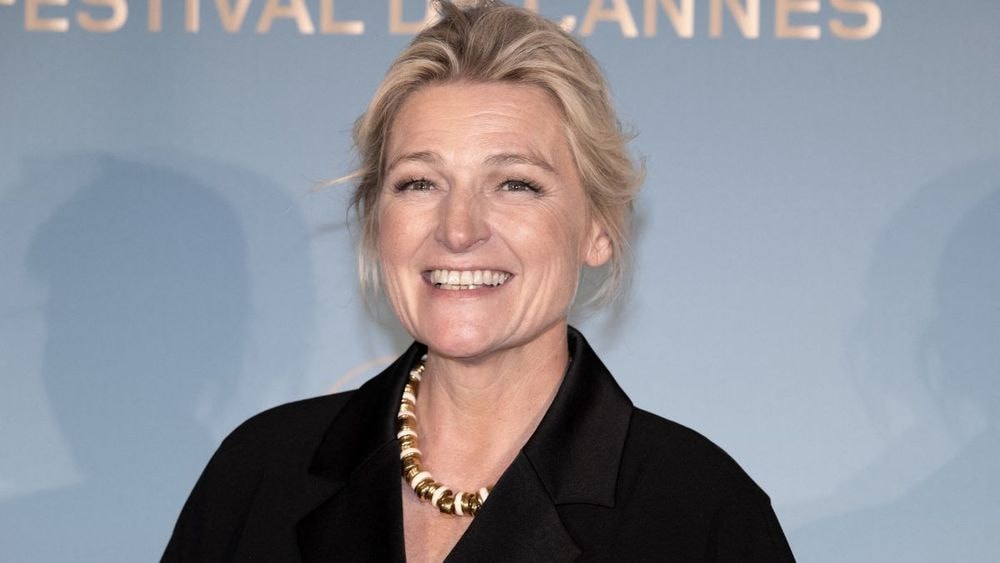 Anne-Elisabeth Lemoine (54 ans) vêtue au strict minimum cet été : "J’ai le droit de mettre un truc aussi court ?"