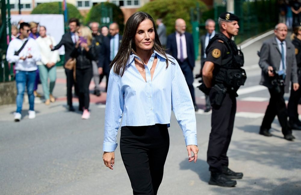 Letizia d’Espagne adopte la tendance cut-out avec une élégance