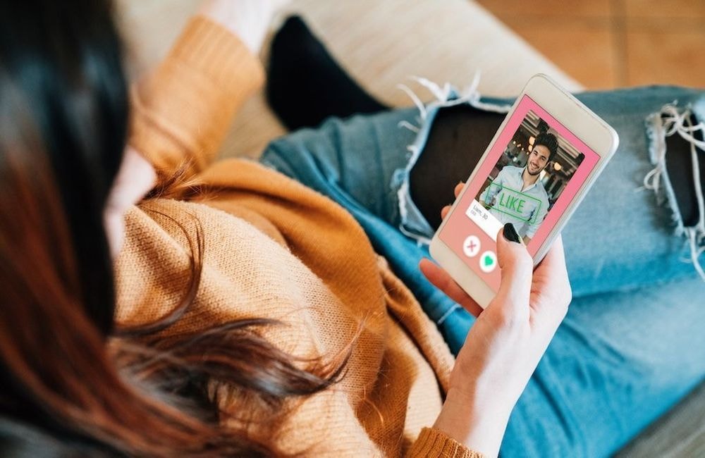 Confiance, cohabitation, parentalité : quelles sont (vraiment) les attentes des célibataires en 2025 ?
