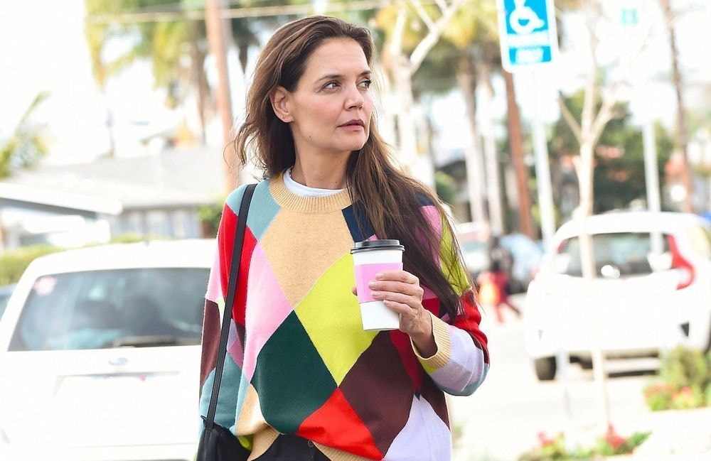 Katie Holmes adopte la « glove shoe », la chaussure seconde peau que l’on portera toutes au printemps