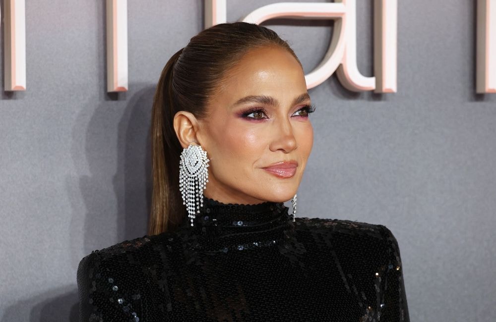 Jennifer Lopez : pourquoi ses sourcils sont sa meilleure astuce pour paraître plus jeune ?