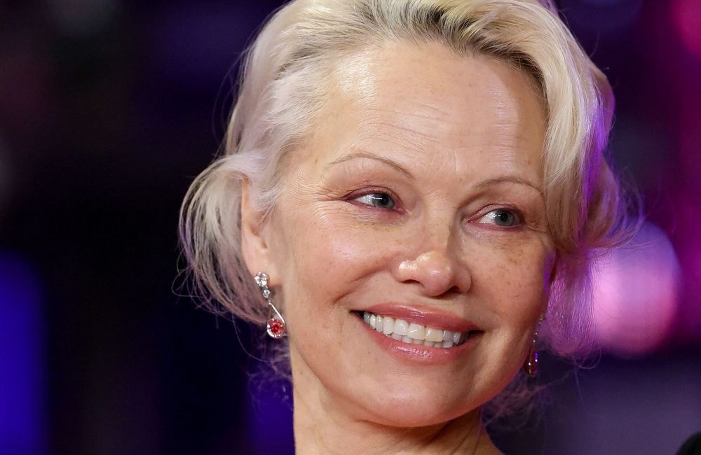 Un simple trait rose et tout change : Pamela Anderson signe le regard le plus tendance du moment