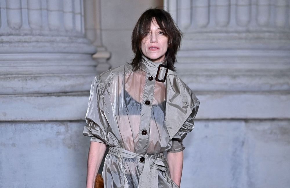 En robe-trench transparente, Charlotte Gainsbourg électrise le défilé Saint Laurent