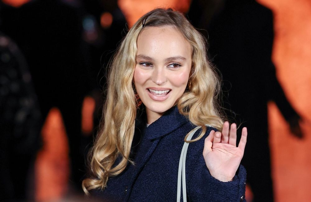 Transformation capillaire : Lily-Rose Depp troque son blond signature pour un brun lumineux ultra-tendance