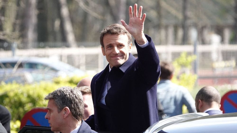 Emmanuel Macron veut réduire les vacances d'été à une semaine : "La science nous dit qu'il faudrait..."
