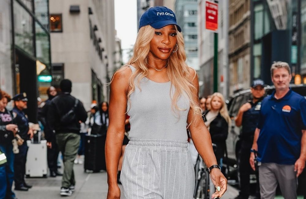 Serena Williams dévoile sa nouvelle silhouette dans un maillot de bain limoncello, couleur star de l’été