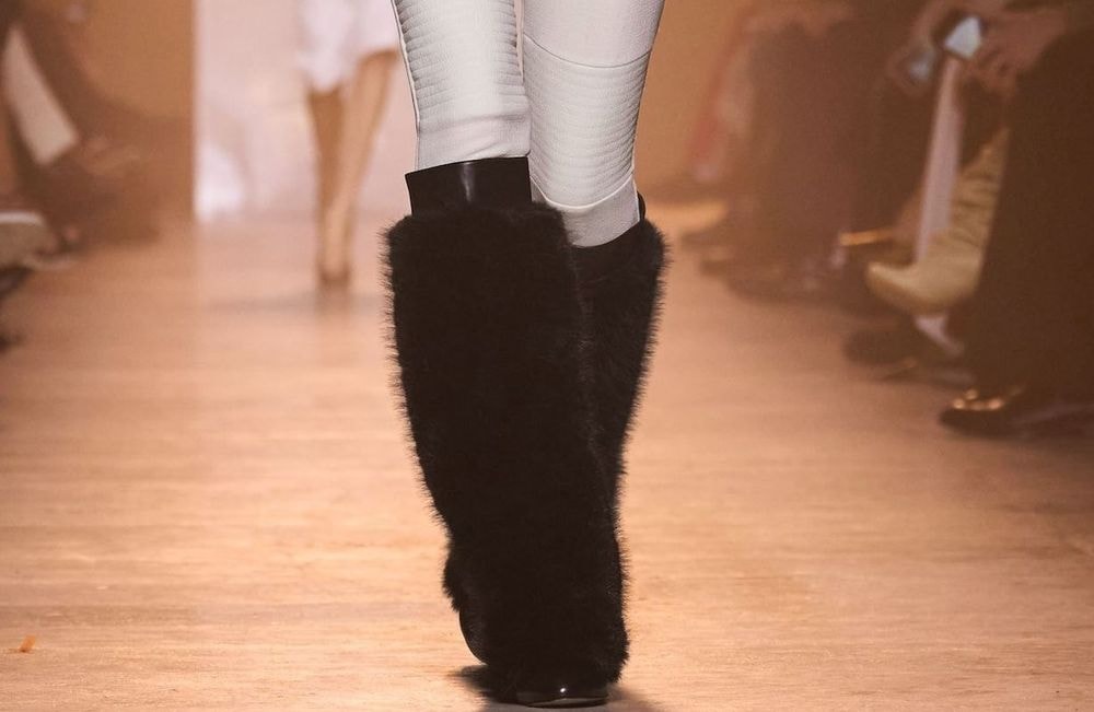 Icônes des années 2000, les bottes yéti deviennent le statement mode de l'hiver