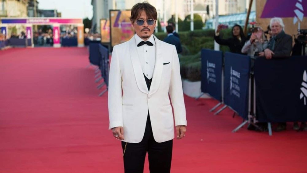 Johnny Depp méconnaissable : recouvert de taches et cigarette au bec… Son apparition à Paris laisse perplexe