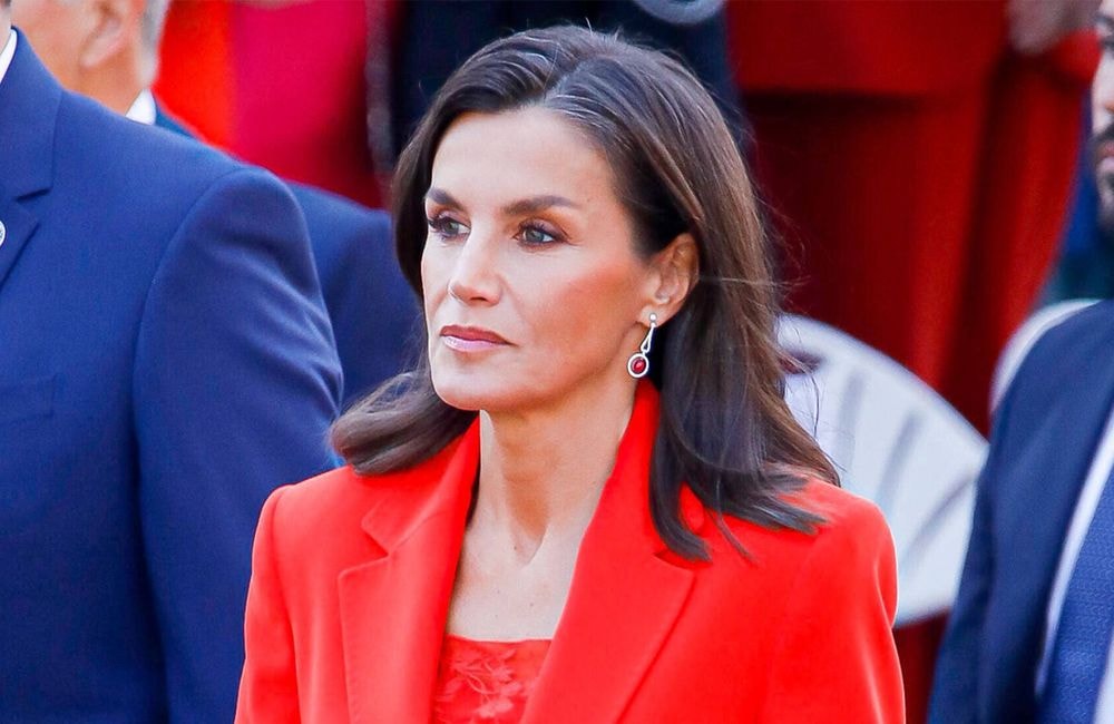 Dans un ensemble Mango, Letizia d'Espagne fait honneur au rouge passion