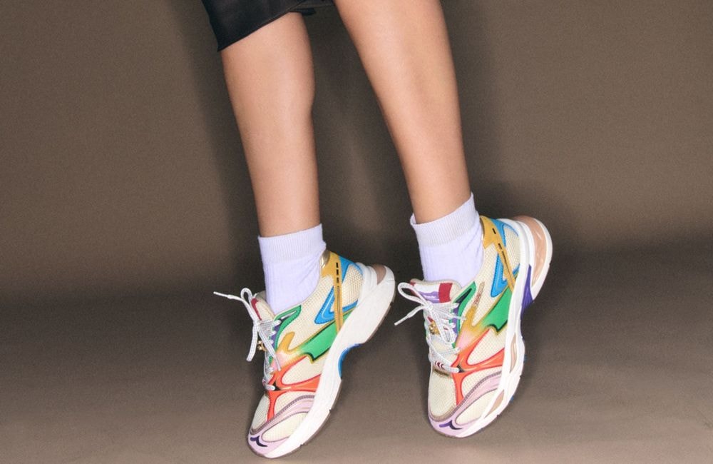 Les sneakers Etonic x Claris Virot : une collab pop et électrisante