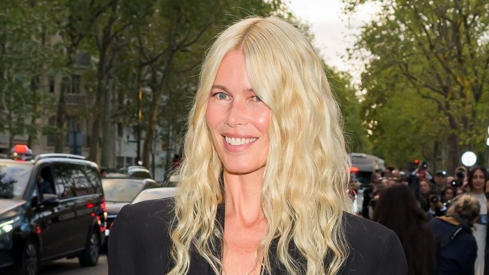 Claudia Schiffer (55 ans) en robe au décolleté vertigineux : l'ex-top model affiche une silhouette absolument parfaite