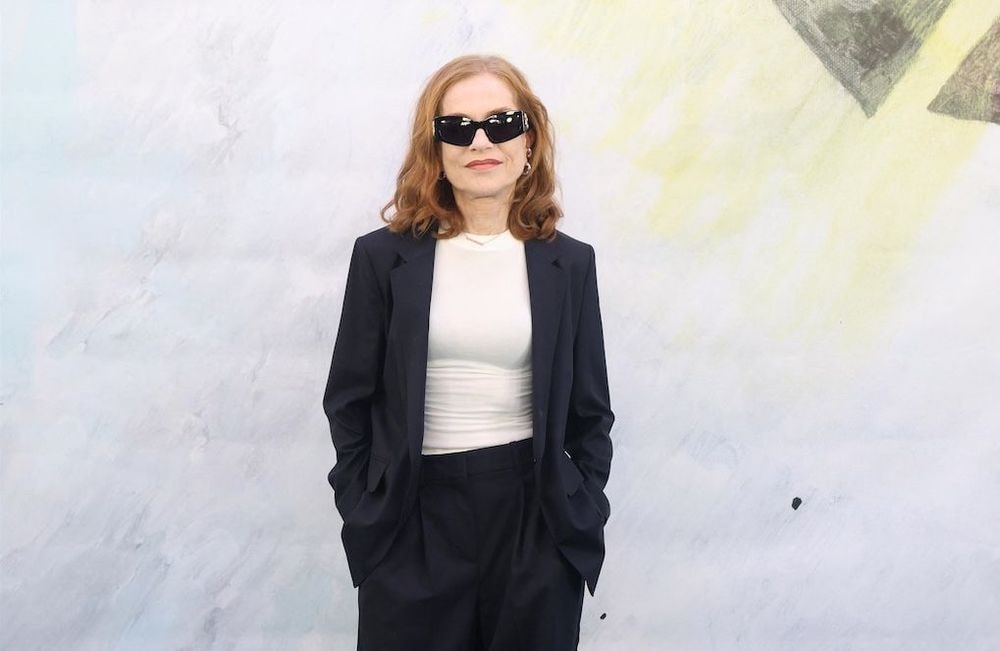 Isabelle Huppert adopte le pyjama scintillant : l’option glamour pour vos tenues de fête