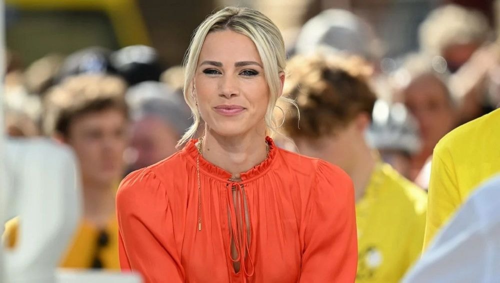 Marion Rousse (34 ans) en short extra-moulant, elle dévoile ses jambes interminables