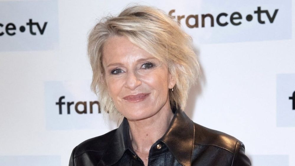 Sophie Davant (63 ans) incendiaire en maillot de bain : courbes généreuses et ventre plat, elle en met plein la vue