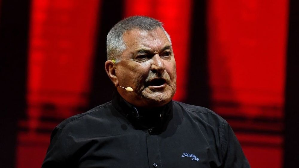 Jean-Marie Bigard ouvre les portes de son appartement "à mille lieues des ronds-points des Gilets Jaunes" avec moulures et parquet d'époque