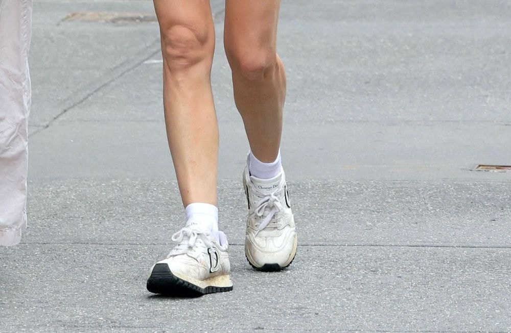 Natalie Portman troque ses baskets plates pour cette silhouette chunky