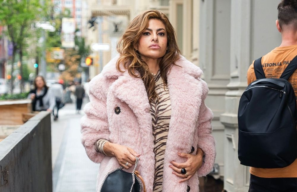 Eva Mendes : elle signe son retour avec une nouvelle allure façon « mob wife »
