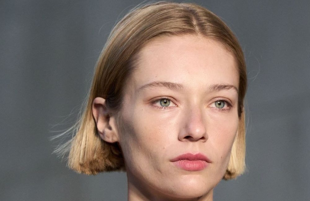 Qu’est-ce que le carré de « fille sage », la nouvelle coupe courte de cet automne-hiver ?