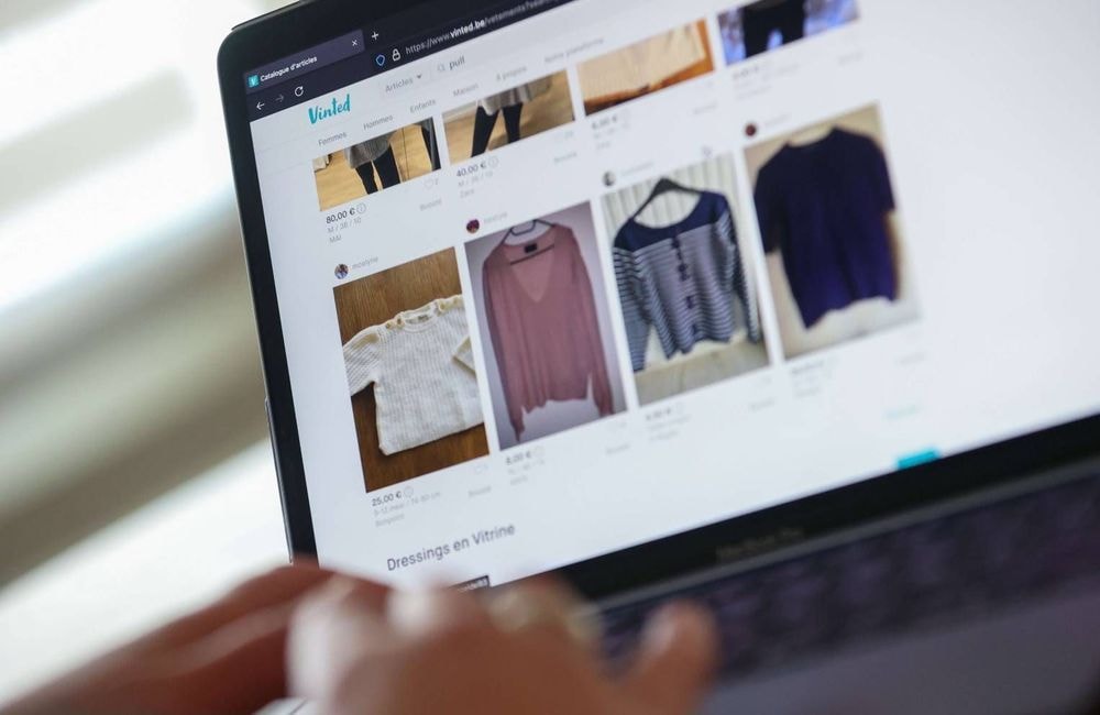 Vinted : comment des annonces redirigent vers du contenu pornographique, sans contrôle d'âge