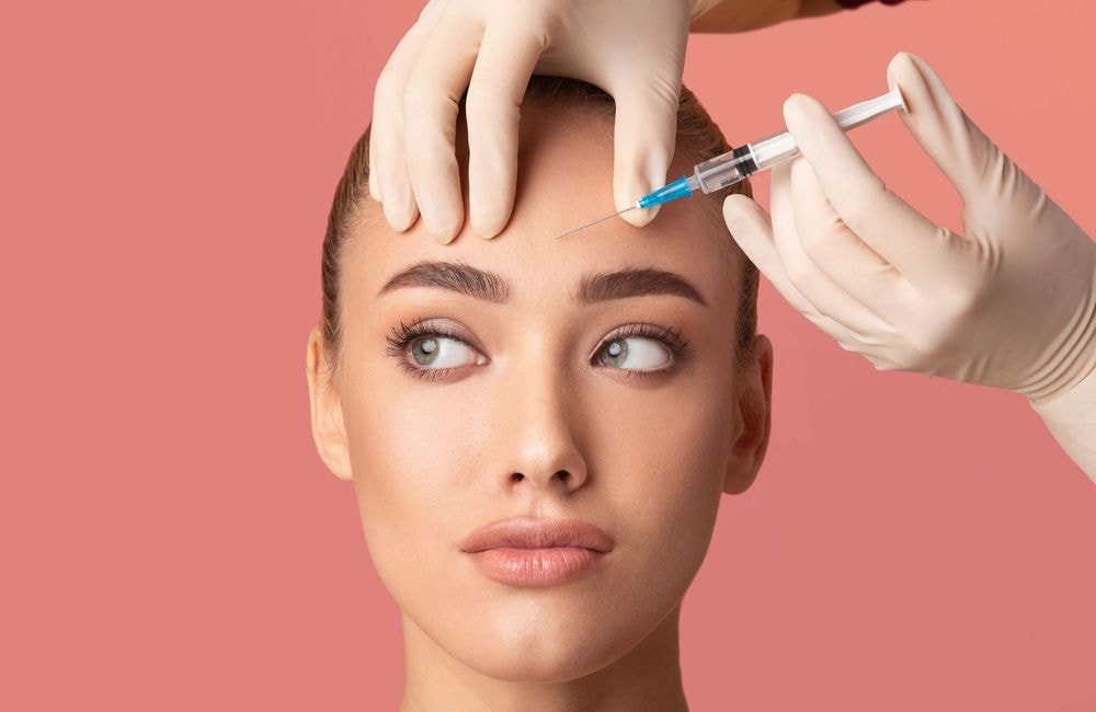Botox préventif, face taping… Pourquoi nos visages n’ont plus le droit de bouger