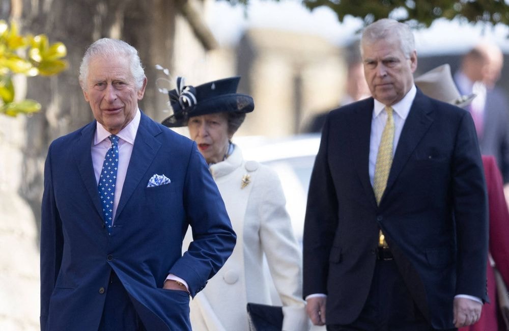 Charles III prêt à « couper les ponts » avec le prince Andrew : cet ultimatum lancé à son frère