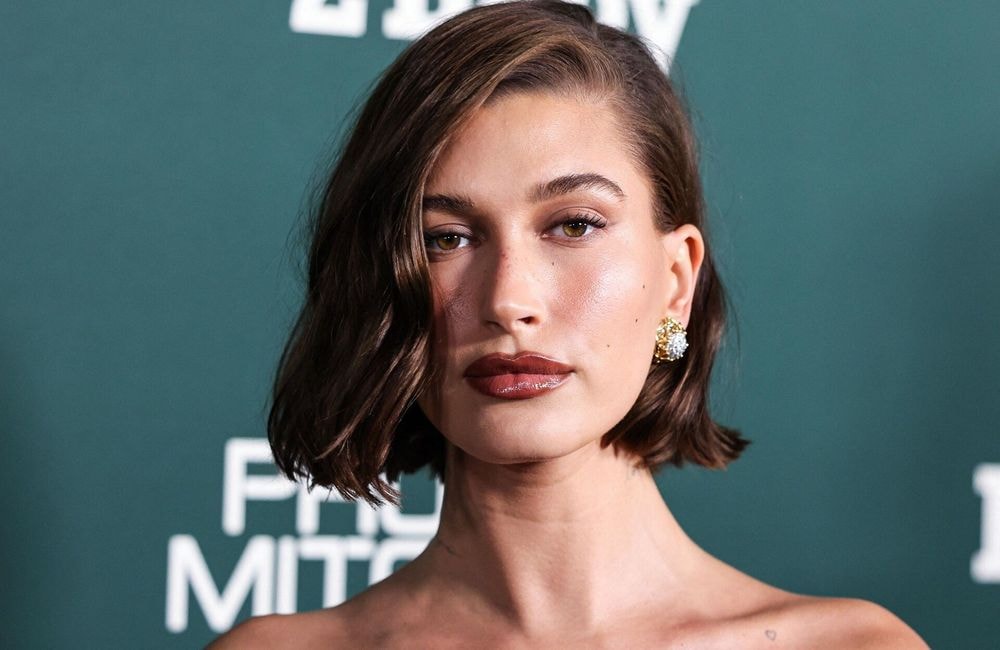Hailey Bieber : ce sérum recommandé par les dermatologues est la secret de sa peau de verre