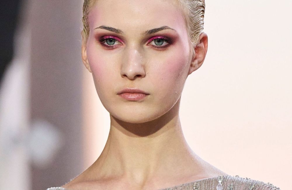 Maquillage : quand les « cool tones » s’imposent à contre-courant des couleurs estivales