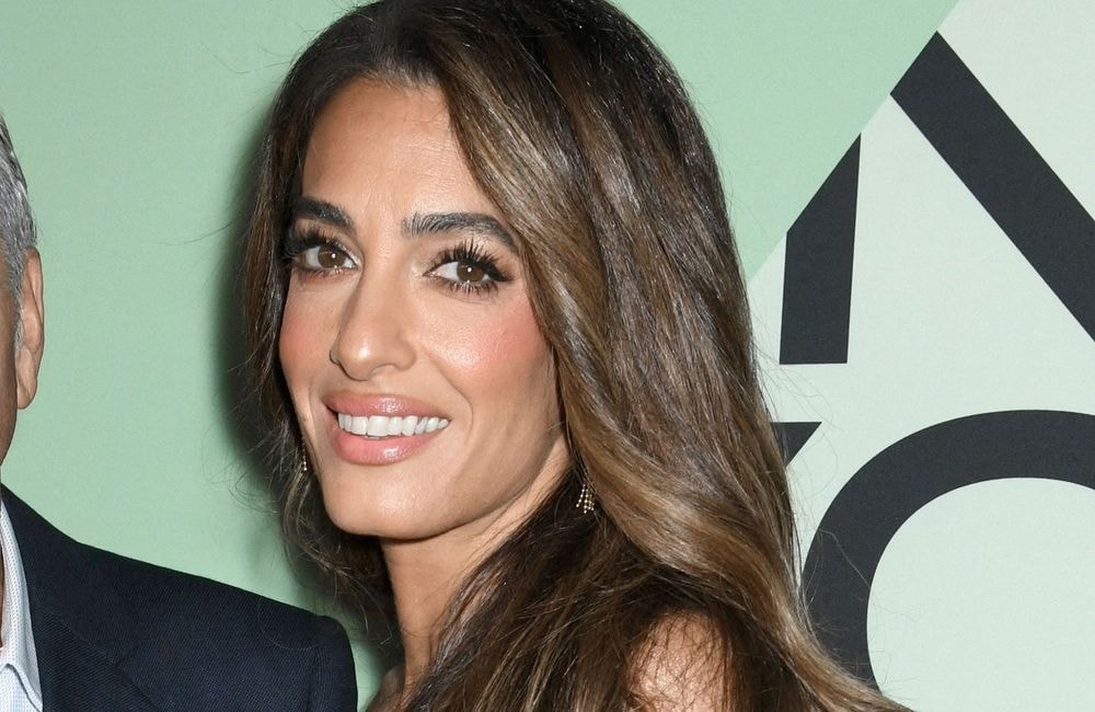 Amal Clooney coupe radicalement ses cheveux et dévoile sa coiffure de l’automne