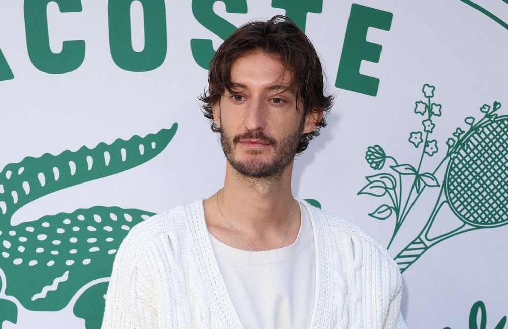 « Gourou » : Pierre Niney se dévoile dans la première bande-annonce du film