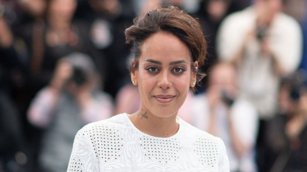 Amel Bent revient sur sa blessure d’enfance : “J’ai porté ce chagrin toute ma vie”