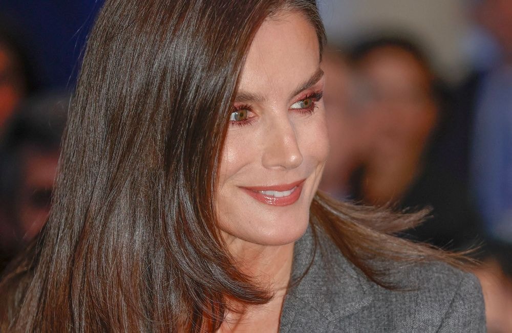 En tailleur gris et mocassins en cuir, la reine Letizia d'Espagne adopte le look chic et automnal par excellence