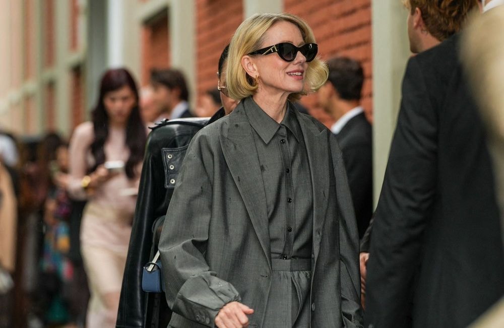 Au défilé Fendi, Naomi Watts modernise l’office wear en look monochrome gris