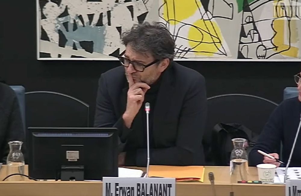 Un député en larmes après le témoignage de Judith Godrèche sur les violences sexuelles`
