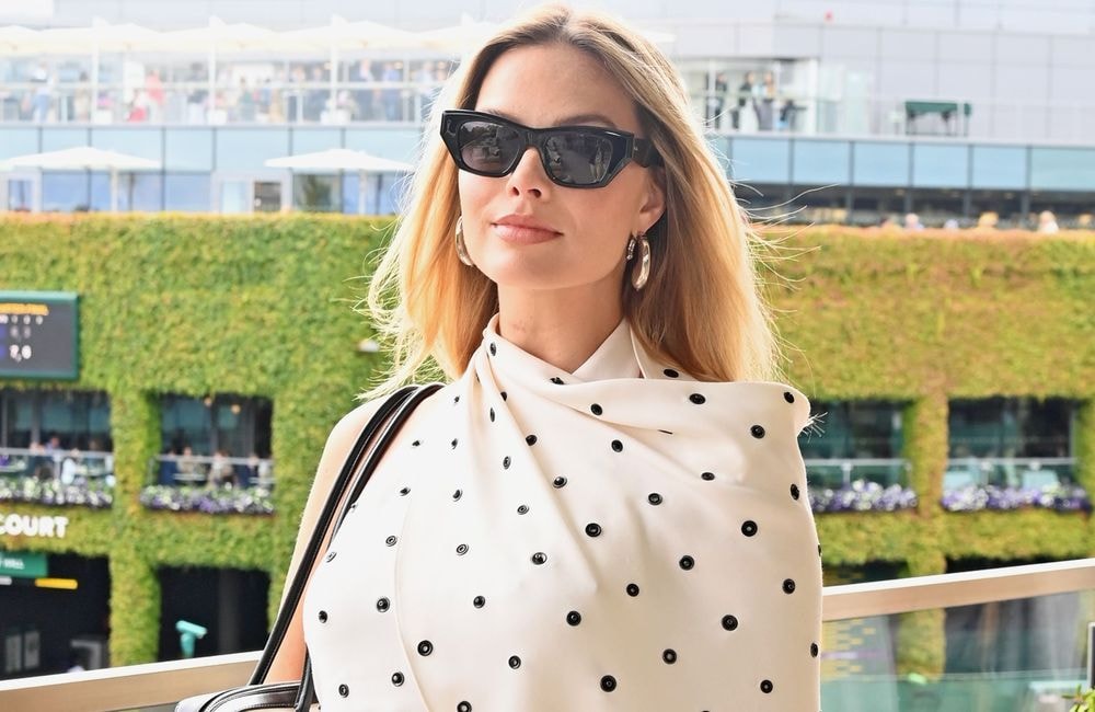 Fortes chaleurs : cette coiffure vue sur Margot Robbie que l’on porte en ville comme à la plage