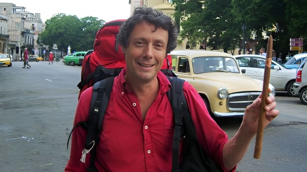 Antoine de Maximy surpris en plein ébat avec son hôte dans J’irai dormir chez vous : "J'ai passé une nuit...